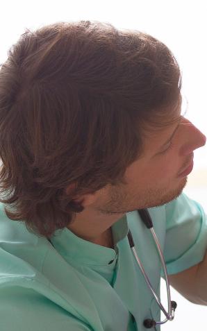 Lawinowo rośnie liczba osób z chorobami głosu. Wśród zagrożonych grup nie tylko śpiewacy i nauczyciele, lecz także księża, prawnicy i politycy