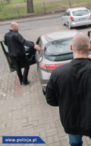 Grupa przestępcza rozbita! Wyłudzili 120 milionów złotych podatku VAT fikcyjnie sprzedając olej rzepakowy! 