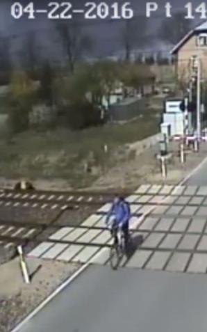 [VIDEO]Wjechał rowerem na przejazd kolejowy przy opuszczonych rogatkach! 
