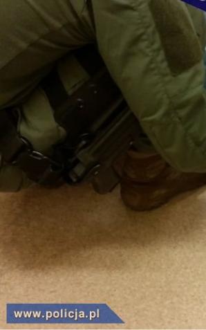 60-latek zakopał w ziemi czarny proch, w domu miał broń i amunicję! 