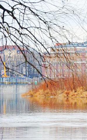 Tonącego przy Moście Poniatowskiego uratowali stołeczni policjanci!