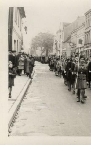 Manifestacja podczas obchodów Święta 3 Maja w Szczecinku w 1946