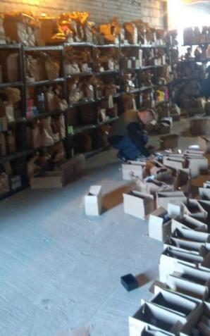 [VIDEO] Funkcjonariusze Policji i KAS zlikwidowali magazyny z podrobionymi perfumami, odzieżą i zegarkami