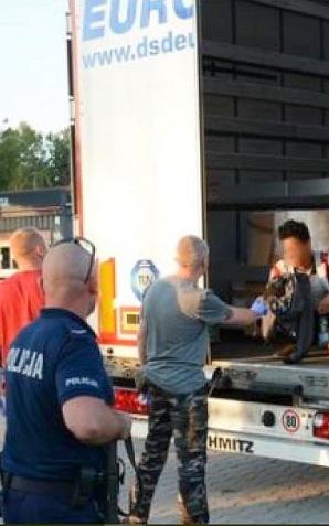 Migrant z Afganistanu w naczepie ciężarówki