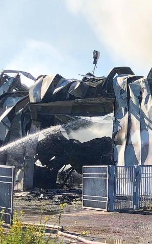 Dlaczego zapalił się magazyn Grupy PGE, a ochroniarze tego nie zauważyli? PGE dostało odszkodowanie, a dzierżawca nie. Organa ścigania nie potrafią sprawy wyjaśnić, a koncern energetyczny odmówił odpowiedzi na pytania