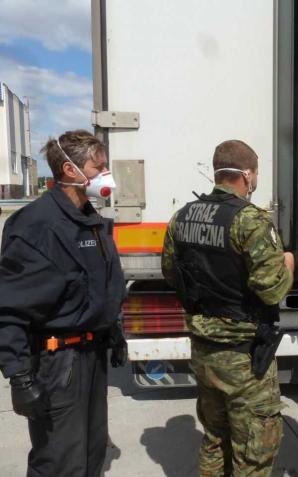 [VIDEO] Świecko. Nielegalni imigranci ukryli się w transporcie słodyczy