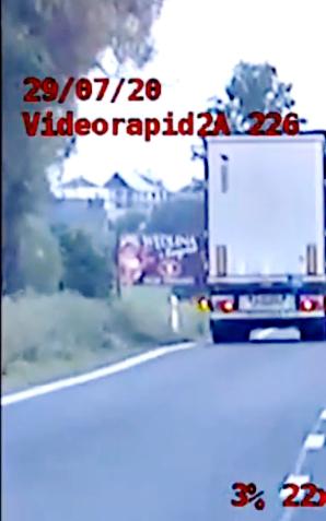 [VIDEO] Wyprzedzanie na DK8 w policyjnej kamerze. Za kierownicą MANa siedział obywatel Litwy, za kierownicą innego tira siedział Białorusin