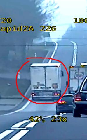 [VIDEO] Niebezpieczne wyprzedzanie w kamerze podlaskiego Speedu. Kierowcą TIRa okazał się 28 letni obywatel Ukrainy