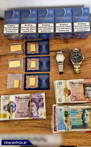 [VIDEO] Kolejne uderzenie w gang przemytników papierosowych. Wielomiesięczna współpraca funkcjonariuszy CBŚP, KAS z brytyjskim oficerem łącznikowym HMRC w Warszawie