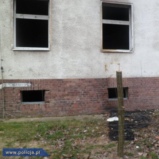 Uratowali mężczyznę z płonącego budynku