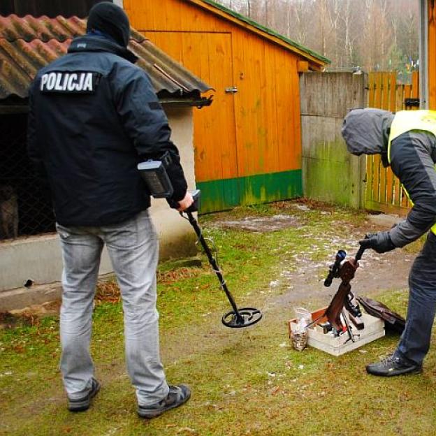 Broń, amunicja, dzik i bimber - kłusowniczy zestaw zabezpieczony przez policję