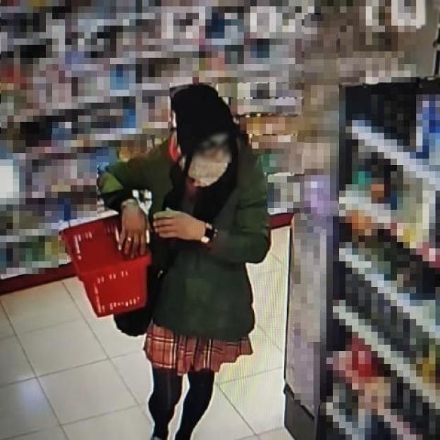 [VIDEO] Poszukiwany, poszukiwana znowu w akcji. Przebrany za kobietę kradł wibratory i kosmetyki