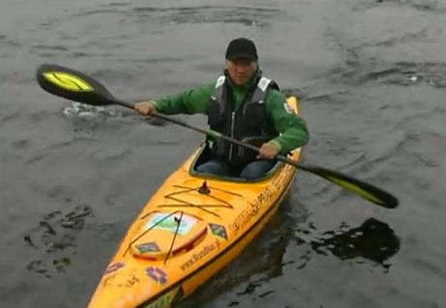 Obiegł świat, teraz płynie Wisłą pod prąd