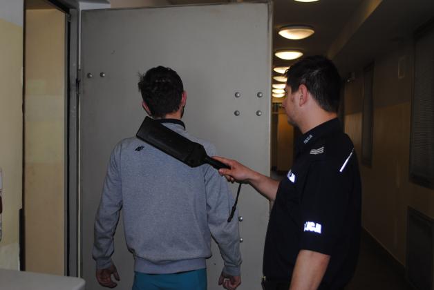 Napadł na 19-latka! Groził mu nożem ukradł 50 złotych i ubrania