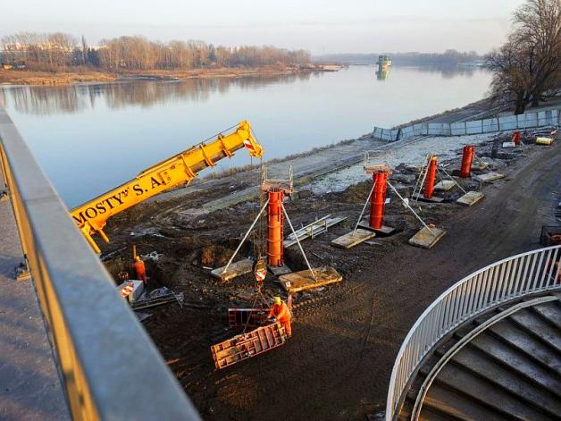 Warszawa: Rosną filary kładki pieszo-rowerowej