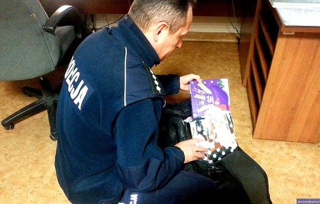 Szybka reakcja policjantów sprawiła, że prezenty w porę trafiły pod choinkę
