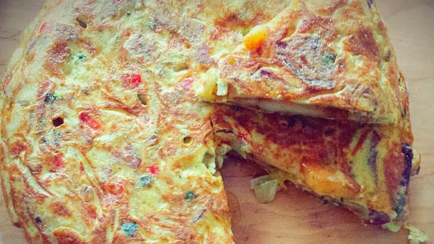 Tortilla española-hiszpańska tortilla ziemniaczana. Palce lizać!