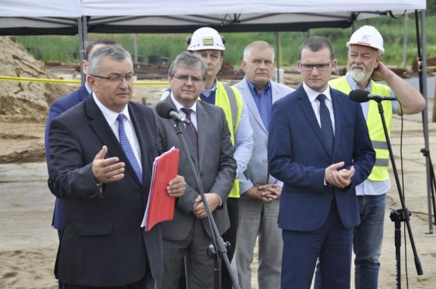 [VIDEO] Minister infrastruktury wizytuje powstającą „drogę życia” w Zachodniopomorskim! 