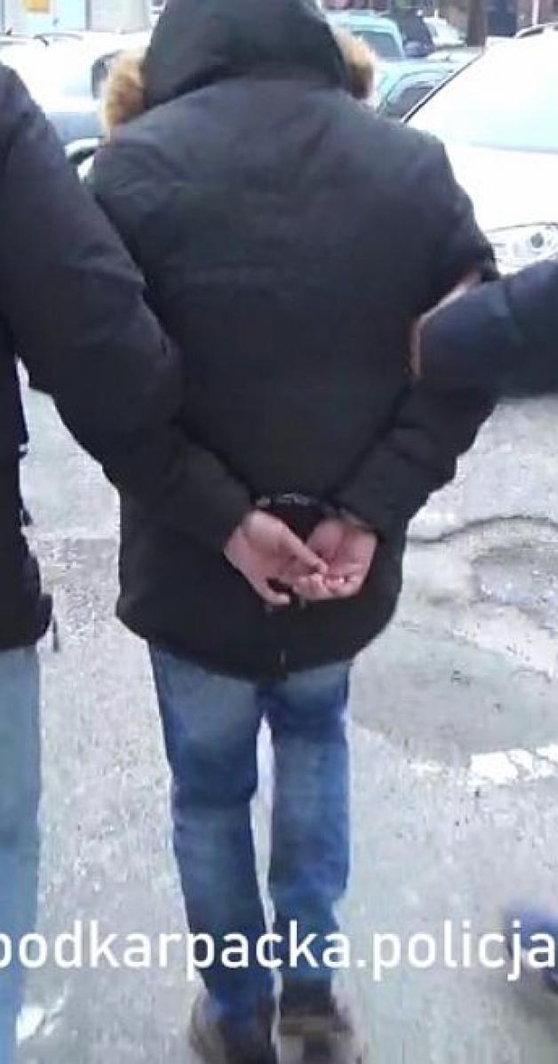 [VIDEO] Fałszowali dokumentację usiłując wyłudzić podatek VAT. Wśród zatrzymanych obywatele Ukrainy i Wietnamu