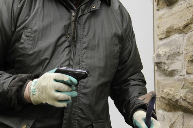 [VIDEO] Legniccy policjanci błyskawicznie zatrzymali sprawców kradzieży rozbójniczej. Jeden ze sprawców groził atrapą broni