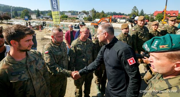 [VIDEO] Andrzej Duda z wizytą na terenach powodziowych